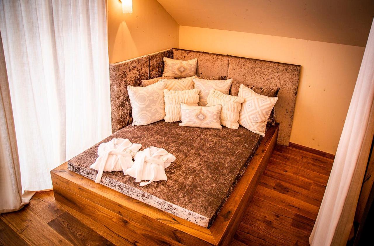 Golden Hill Country Chalets & Suites Waldschach Esterno foto