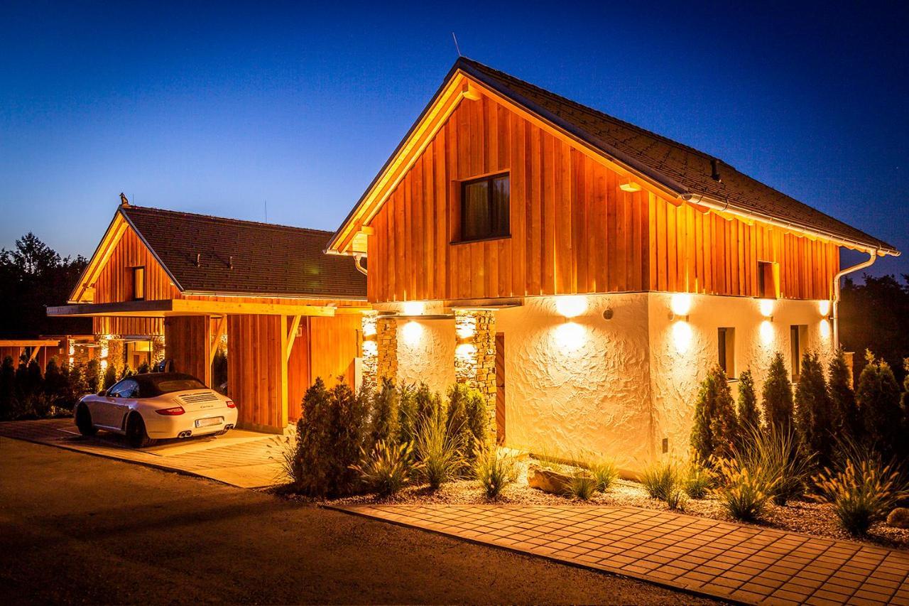 Golden Hill Country Chalets & Suites Waldschach Esterno foto
