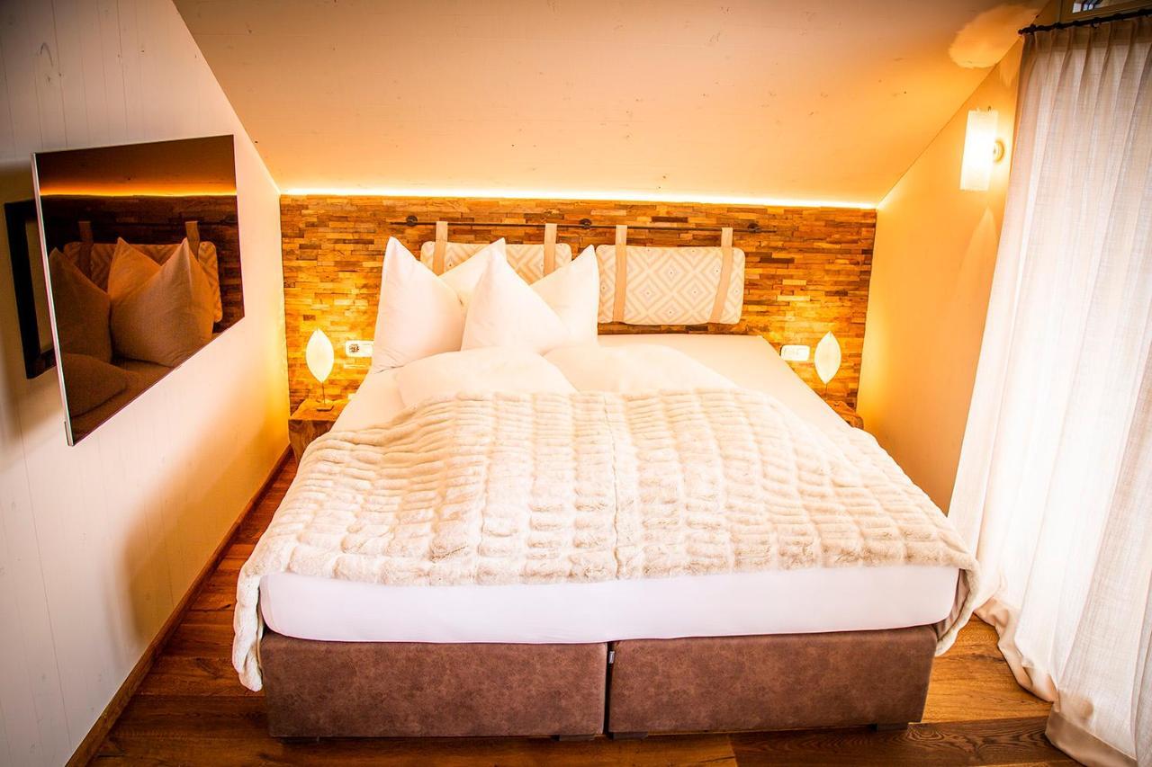 Golden Hill Country Chalets & Suites Waldschach Esterno foto