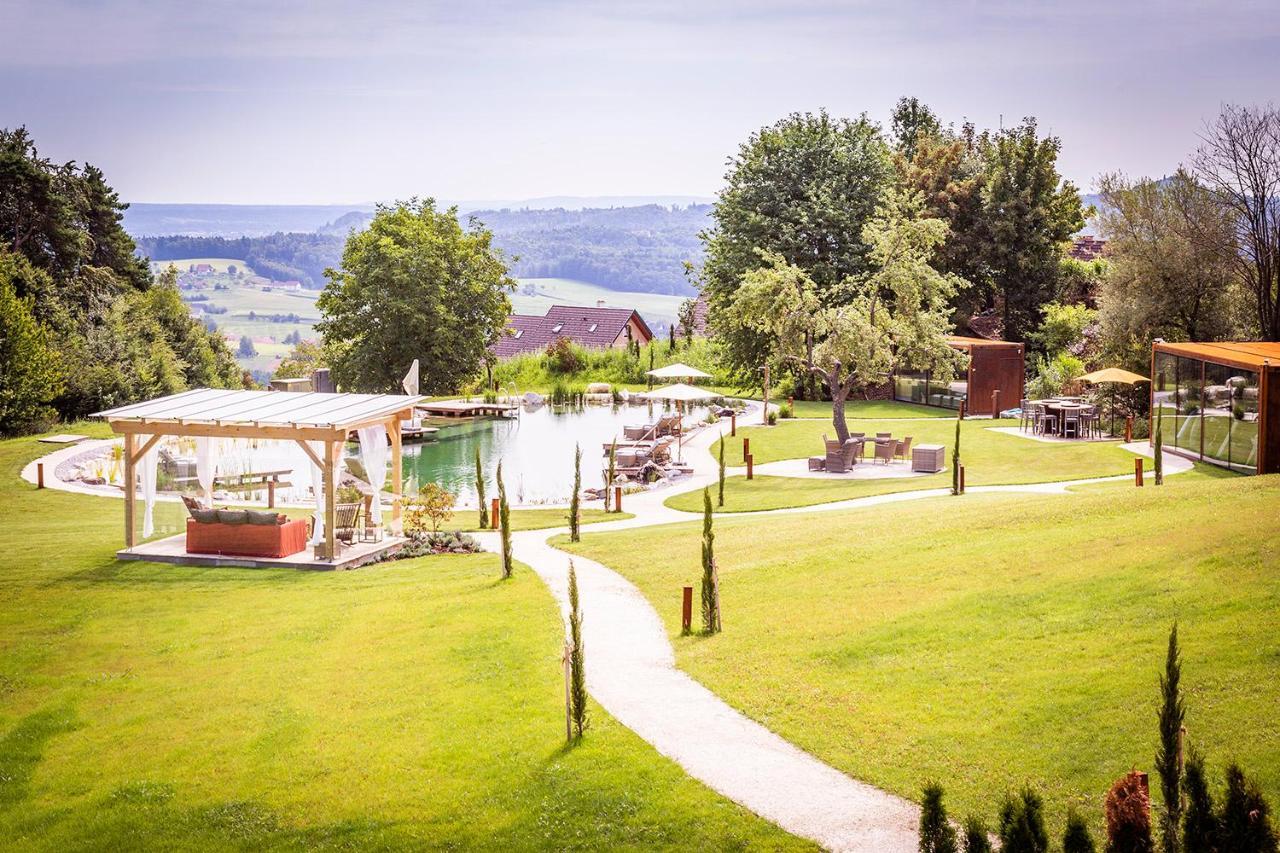 Golden Hill Country Chalets & Suites Waldschach Esterno foto