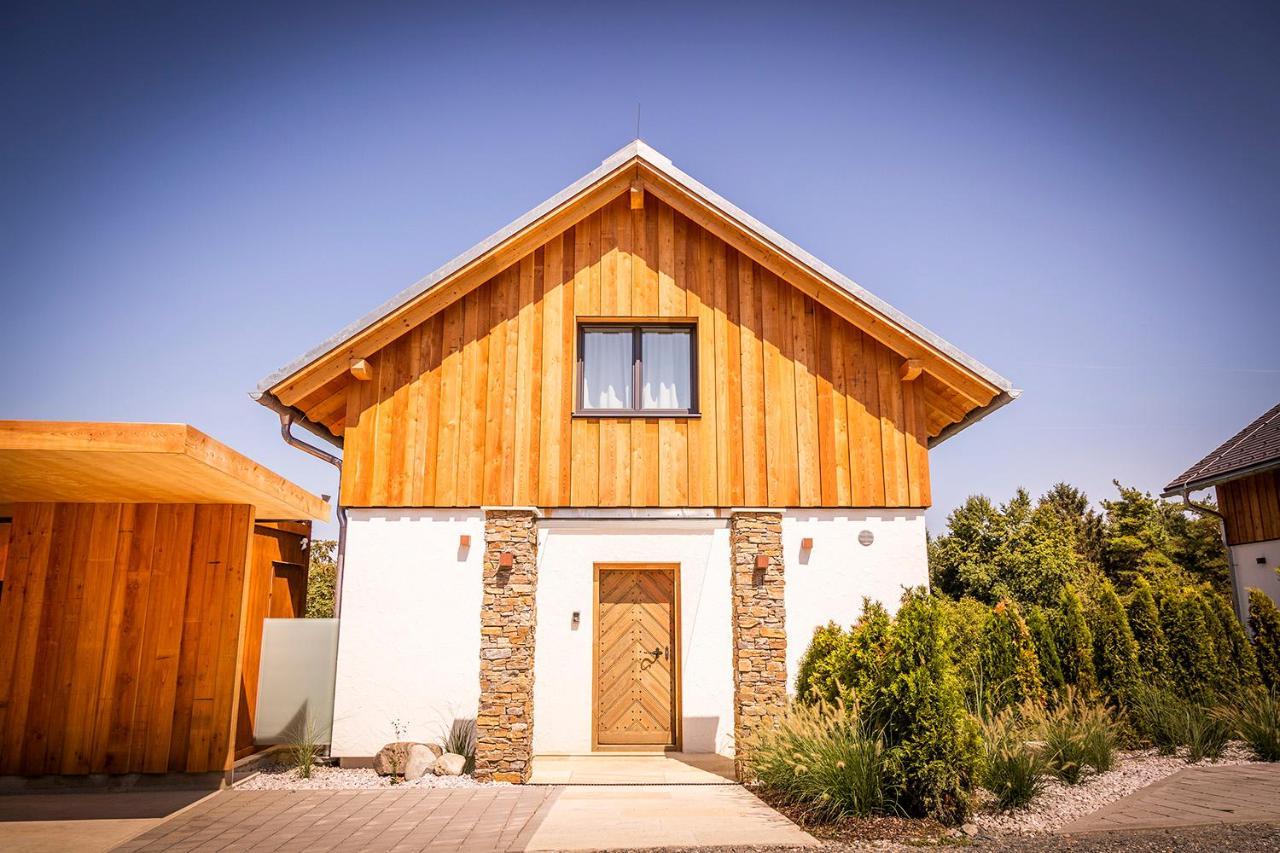 Golden Hill Country Chalets & Suites Waldschach Esterno foto
